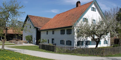 Trip with children - Ausflugsziel ist: ein Wandergebiet - Bavaria - Jexhof im Frühling - Bauernhofmuseum Jexhof