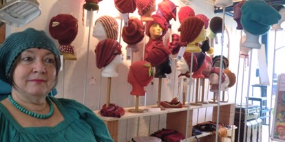 Ausflug mit Kindern - Ausflugsziel ist: ein Museum - Scherstetten - Gabriela Graf-Braune im Atelier"Walk in Beauty" mit außergewöhnlichen Hut- und Mützenkreationen - Haus der Kulturen