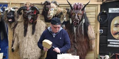 Ausflug mit Kindern - Jettingen-Scheppach - Beim Künstlerfest zeigen die Gablinger Perchten, wie sie ihre Holzmasken herstellen - Haus der Kulturen