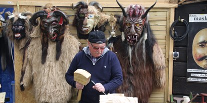 Ausflug mit Kindern - Witterung: Schönwetter - PLZ 86473 (Deutschland) - Beim Künstlerfest zeigen die Gablinger Perchten, wie sie ihre Holzmasken herstellen - Haus der Kulturen