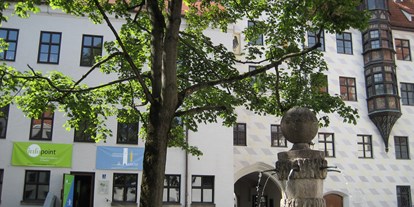 Ausflug mit Kindern - Witterung: Schönwetter - PLZ 82194 (Deutschland) - Außenansicht Alter Hof - Infopoint Museen & Schlösser in Bayern und Münchner Kaiserburg