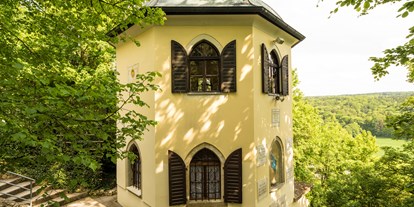 Ausflug mit Kindern - Ausflugsziel ist: ein Naturerlebnis - Saal an der Donau - Der denkmalgeschützte Turm mit dem Eingang zur Tropfsteinhöhle. Im ersten Stock befindet sich das kleine Museum.  - Tropfsteinhöhle Schulerloch