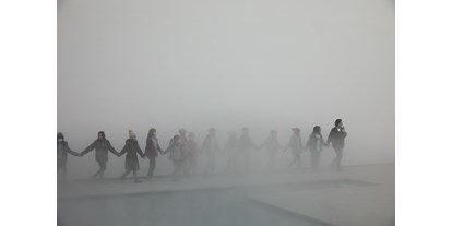 Ausflug mit Kindern - Witterung: Bewölkt - München - Eine Schulklasse besucht die Ausstellung "Fujiko Nakaya. Nebel Leben" im Haus der Kunst in München. - Haus der Kunst