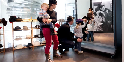 Ausflug mit Kindern - Argenbühl - In unserer Hutanprobier-Ecke warten 100 Hüte auf euch. - Deutsches Hutmuseum