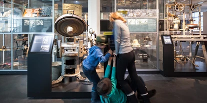 Ausflug mit Kindern - Argenbühl - An der Hutpresse braucht es ordentlich Muskel, seit ihr bereit für einen Job in der Hutfabrik? - Deutsches Hutmuseum