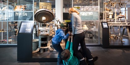 Ausflug mit Kindern - öffentliche Verkehrsmittel - Lustenau - An der Hutpresse braucht es ordentlich Muskel, seit ihr bereit für einen Job in der Hutfabrik? - Deutsches Hutmuseum