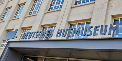 Ausflug mit Kindern - Ausflugsziel ist: ein Museum - PLZ 6870 (Österreich) - Unser Museum ist in der ehemaligen Hutfabrik Ottmar Reich untergebracht, nur noch dieses Gebäude ist von der Fabrik übrig, hier haben früher über 1000 Menschen Hüte hergestellt.  - Deutsches Hutmuseum