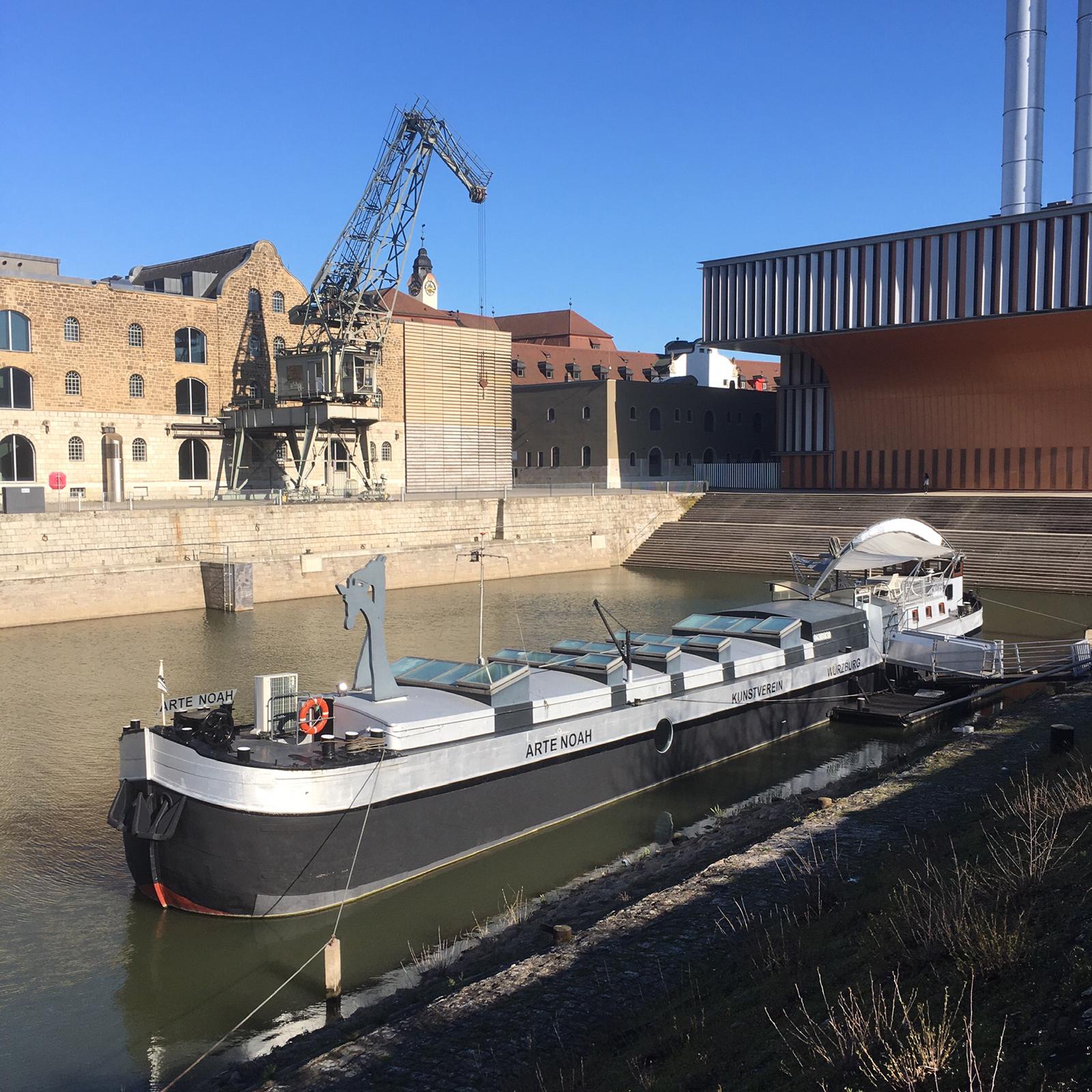 Destination d'excursion - Das Kunstschiff ARTE NOAH des Kunstvereins Würzburg e.V. hinter dem Kulturspeicher Würzburg: zeitgenössische Kunst in der einzigen schwimmenden Galerie Deutschlands. - Galerieschiff Arte Noah des Kunstvereins Würzburg