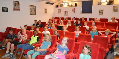 Trip with children - Kulturelle Einrichtung: Kino - Bavaria - Ein Blick in unser kleines Kino bei einer Kindervorführung. - Museum Film-Photo-Ton