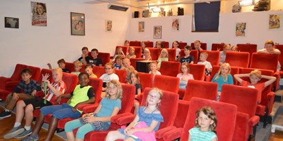 Ausflug mit Kindern - Heigenbrücken - Ein Blick in unser kleines Kino bei einer Kindervorführung. - Museum Film-Photo-Ton