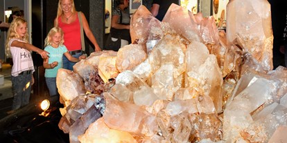 Ausflug mit Kindern - Kinderwagen: vollständig geeignet - Ostbayern - Die größte Bergkristallgruppe der Welt 7,8 to - Kristallmuseum Riedenburg