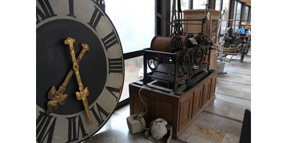 Ausflug mit Kindern - Witterung: Wechselhaft - PLZ 86447 (Deutschland) - Zifferblatt einer Kirchturmuhr
ehemaliges Uhrwerk von St. Martin, Wertingen - Heimatmuseum Wertingen