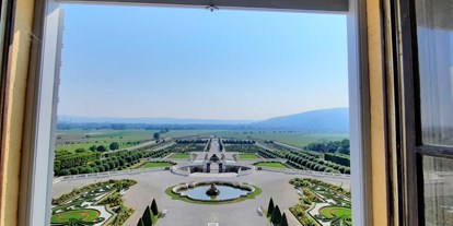 Ausflug mit Kindern - Niederösterreich - Blick aus dem Fenster von Schloss Hof auf die Gartenanlage - Donau Niederösterreich