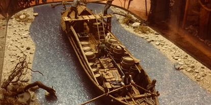 Ausflug mit Kindern - Kinderwagen: vollständig geeignet - Amstall - Schifffsmodell des ältesten Schiffsfunds auf der oberen Donau - Schifffahrtsmuseum Spitz