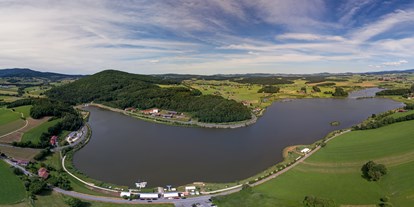 Ausflug mit Kindern - Preisniveau: kostenlos - Deutschland - Drohnenaufnahme im Sommer - Drachensee bei Furth im Wald