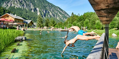 Ausflug mit Kindern - Österreich - Abkühlung garantiert im Naturbadesee Alvierbad - Willkommen im Brandnertal