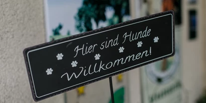 Trip with children - St. Pölten - auch im Restaurant sind Hunde erlaubt - Steinschaler Naturgärten