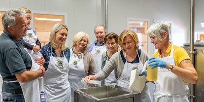 Ausflug mit Kindern - WC - Österreich - Im Rahmen der Führung darf man in der Minikäserei sogar selber beim Käsemachen mithelfen. - DIE KÄSEMACHERWELT