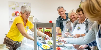 Trip with children - Restaurant - Austria - An diversen Stationen werden die Käse- und Antipastispezialitäten von DIE KÄSEMACHER verkostet.  - DIE KÄSEMACHERWELT