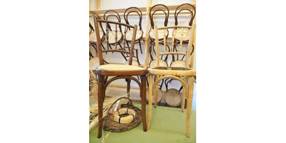 Ausflug mit Kindern - Witterung: Bewölkt - Schwarzau (Artstetten-Pöbring) - eine große Auswahl an Stühlen werden auch zum Verkauf angeboten, hier gibt es schöne Einzelstücke.  - Kloster-Schul-Werkstätten & Museum Schönbach
