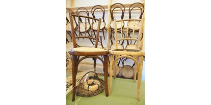 Ausflug mit Kindern - Bärnkopf - eine große Auswahl an Stühlen werden auch zum Verkauf angeboten, hier gibt es schöne Einzelstücke.  - Kloster-Schul-Werkstätten & Museum Schönbach