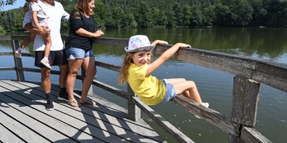 Ausflug mit Kindern - Ausflugsziel ist: ein Tierpark - Malerischer Weiher mit riesigen Karpfen und zahlreichen Wasservögeln - Affenberg Salem