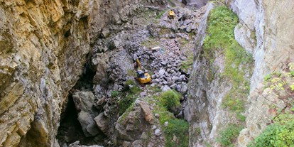 Ausflug mit Kindern - PLZ 88161 (Deutschland) - Die Abbruchstelle des Fels, der Bagger darauf wirkt wie Spielzeug - Rappenlochschlucht & Alplochschlucht