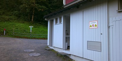 Ausflug mit Kindern - PLZ 6952 (Österreich) - Am Ende des Sees befinden sich sanitäre Einrichtungen, ein Kiosk und ein Stelle an der Kinder tolle im Wasser spielen können - Rappenlochschlucht & Alplochschlucht