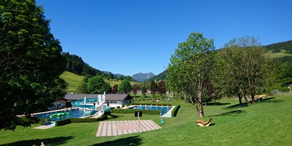 Ausflug mit Kindern - outdoor - Tiroler Unterland - Freibad Wildschönau: Die großflächige Liegewiese bietet viel Platz.  - Freischwimmbad Wildschönau
