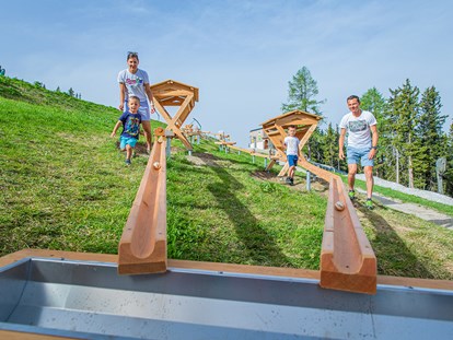 Ausflug mit Kindern - Weg: Erlebnisweg - Gröbming - Spannende Duelle auf der Wettkampfkugelbahn - Hopsiland Planai