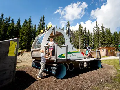 Ausflug mit Kindern - Ausflugsziel ist: ein Spielplatz - Rohrmoos - Überdimensionales Holz-Pistengerät - Hopsiland Planai