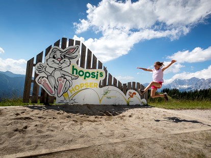 Ausflug mit Kindern - Ausflugsziel ist: ein Indoorspielplatz - Gosau - Weitsprung in Hopsi's Berg-Sport-Welt - Hopsiland Planai