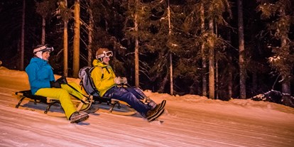 Ausflug mit Kindern - Ausflugsziel ist: ein Skigebiet - Sehr gut beleuchtete Rodelbahn am Abend - Rodelspaß auf der Hochwurzen