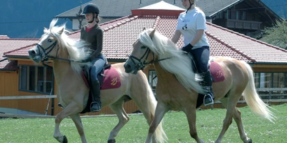 Trip with children - Themenschwerpunkt: Pferde - Austria - Ponyreiten beim Hauserwirt in Münster