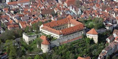 Ausflug mit Kindern - barrierefrei - Tübingen - Das Schloss Hohentübingen aus der Vogelperspektive. - Museum Alte Kulturen | Schloss Hohentübingen
