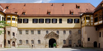 Ausflug mit Kindern - sehenswerter Ort: Schloss - Stuttgart - Der Schlosshof mit dem Museum Alte Kulturen. - Museum Alte Kulturen | Schloss Hohentübingen