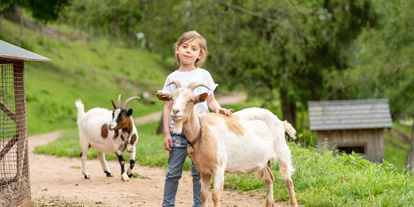 Ausflug mit Kindern - Gütenbach - Auf du und du mit der Ziege mit Tannis´s Ziege - Unterkirnach - Tannis kleine Tierscheune