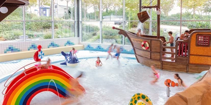 Ausflug mit Kindern - Die ganz Kleinen können im Kleinkinderparadies nach Lust und Laune rutschen, mit dem Piratenschiff oder am Bachlauf spielen. - Schenkenseebad