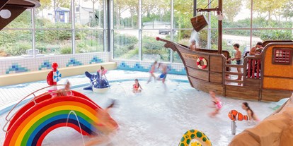 Ausflug mit Kindern - Hohenlohe - Die ganz Kleinen können im Kleinkinderparadies nach Lust und Laune rutschen, mit dem Piratenschiff oder am Bachlauf spielen. - Schenkenseebad