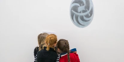 Trip with children - Lenzkirch - Berthold Reiß, Wirbel, 2016/19, aus der Serie Cameo, 2016/19, Acryl auf Wand, 52,4x38,5 cm, Courtesy Galerie Rupert Pfab, Foto: Marc Doradzillo - Kunstverein Freiburg
