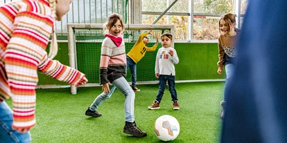 Ausflug mit Kindern - Gütenbach - Kunstrasen-Fußballfeld in der Spaceworld  - Spielscheune Unterkirnach 