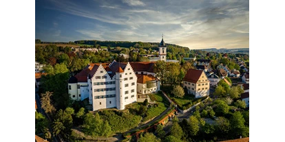 Ausflug mit Kindern - sehenswerter Ort: Kirche - Baden-Württemberg - Alte Burganlage Schloss Aulendorf ( Ansicht von der Unterstadt) - Schloss Aulendorf