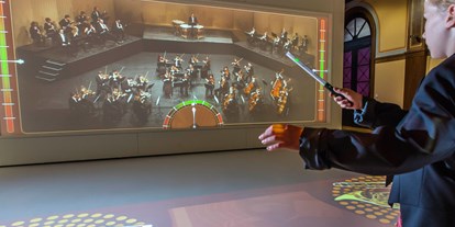 Ausflug mit Kindern - barrierefrei - Dragensdorf - Das Virtuelle Orchester lässt sich von Dir dirigieren. - TOCCARION – Kinder-Musik-Welt 