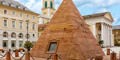 Ausflug mit Kindern - Alter der Kinder: über 10 Jahre - Karlsruhe - Marktplatz mit Pyramide