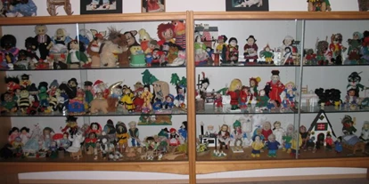 Ausflug mit Kindern - Gütenbach - Eine der vielen Ausstellungvitrinen des Puppenstüble - Bertls Puppenstüble