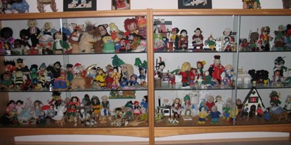 Ausflug mit Kindern - PLZ 79199 (Deutschland) - Eine der vielen Ausstellungvitrinen des Puppenstüble - Bertls Puppenstüble