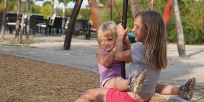 Ausflug mit Kindern - Witterung: Wind - Bad Bellingen - Spielplatz bei der Übungsgolfanlage - Vita Classica Therme