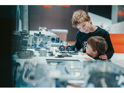 Ausflug mit Kindern - Schauberg (Lohnsburg am Kobernaußerwald) - Auf 2600 m² kannst du dank einer hochmodernen Ausstellung auf drei Ebenen die Faszination von KTM hautnah erleben.  - KTM Motohall