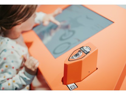 Ausflug mit Kindern - Eitzing (Höhnhart) - Die Rookie-Tour führt unsere kleinsten Besucher zu verschiedenen Simulatoren und Checkpoints und erlaubt einen Einblick in interessante Fakten und Gegebenheiten der Welt von KTM durch viele ausgestattete Stationen. - KTM Motohall