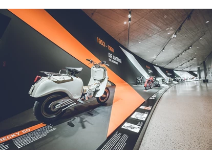 Ausflug mit Kindern - sehenswerter Ort: Turm - Kleinberg (Nußdorf am Haunsberg) - In der KTM Motohall erlebst du Innovation und Technologie, die Geschichte von Europas größtem Motorrad-Hersteller, sowie die Motorräder und Abenteuer unserer Motorsporthelden hautnah. - KTM Motohall